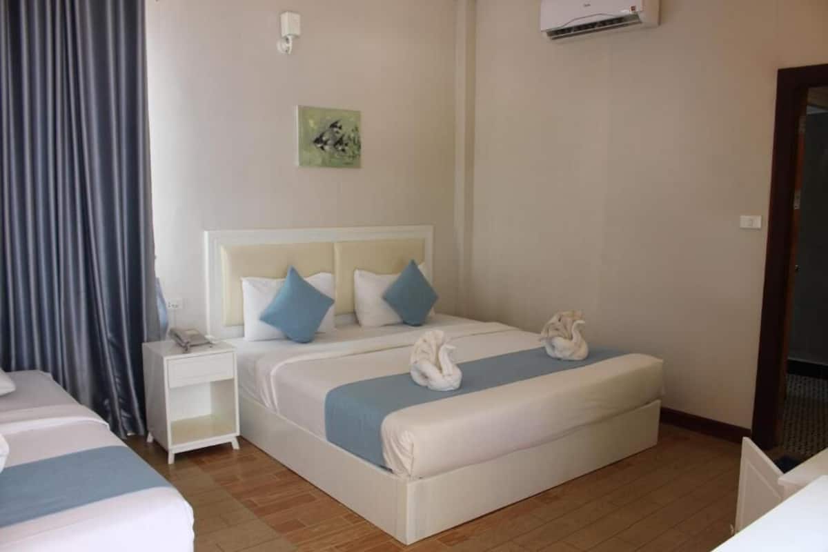 Habitación Deluxe, balcón, vista al jardín | Caja de seguridad en la habitación y escritorio