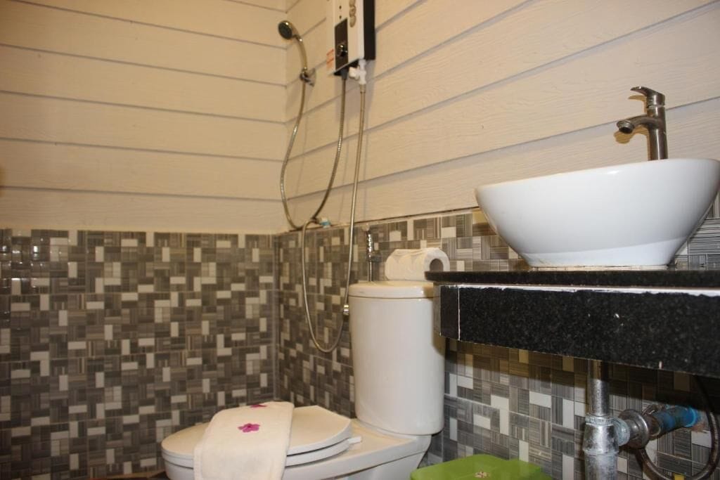 Double Room, Balcony, Garden View | Bathroom | Shower, free toiletries, hair dryer, towels