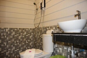 Phòng đôi, ban công, quang cảnh vườn | Phòng tắm | Buồng tắm vòi sen, đồ dùng nhà tắm miễn phí, máy sấy tóc, khăn tắm 