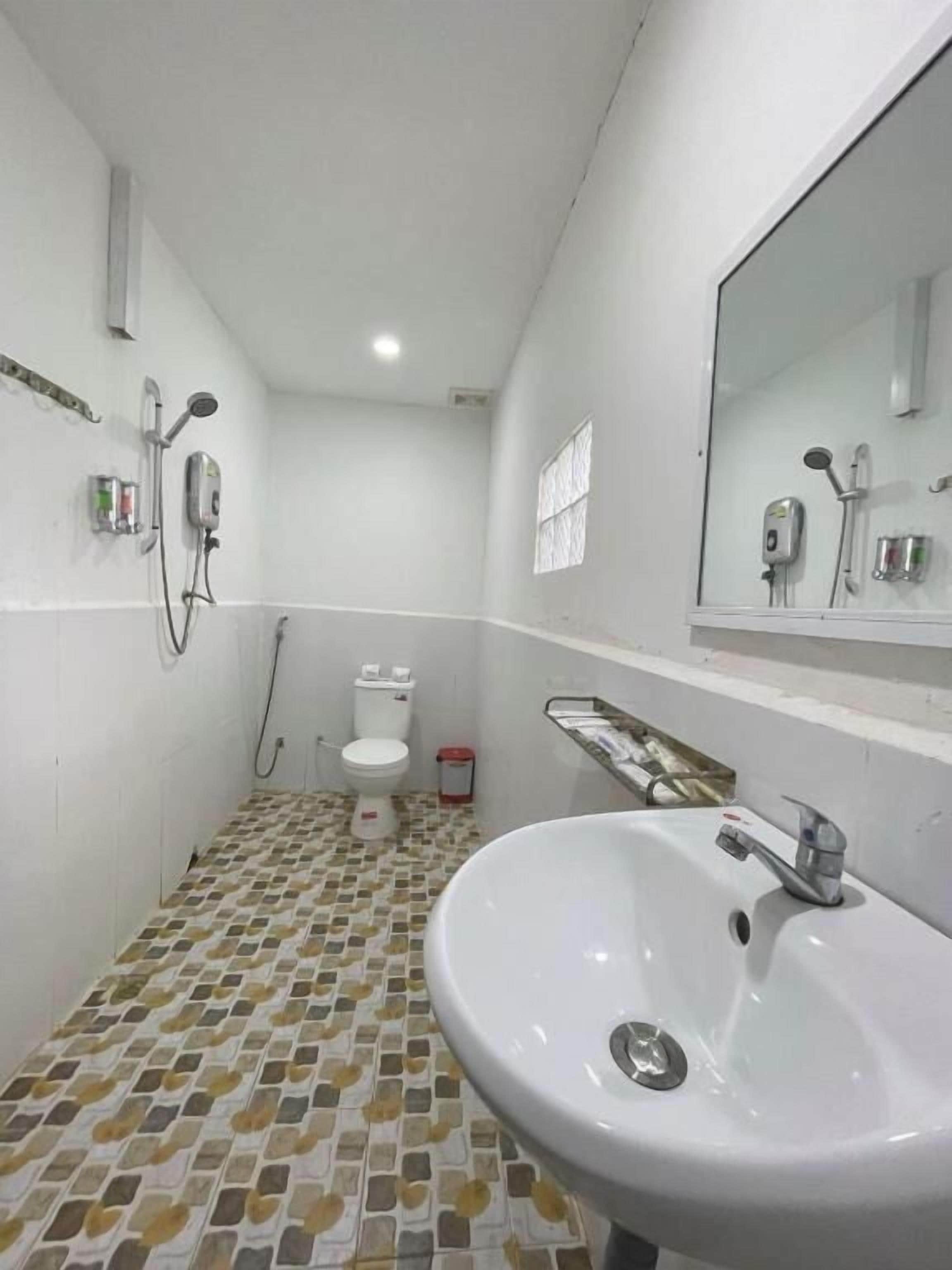 Quarto casal, sacada | Banheiro | Chuveiro, produtos de toalete grátis, secador de cabelo 