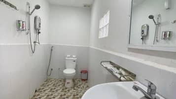 Quarto casal, sacada | Banheiro | Chuveiro, produtos de toalete grátis, secador de cabelo