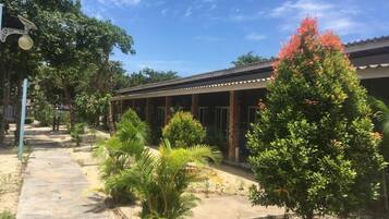 Quarto casal, sacada, vista para o jardim | Área da propriedade