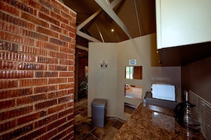 Habitación Deluxe con 1 cama matrimonial o 2 individuales, patio, vista al jardín | Cocina privada