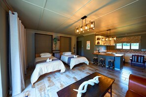 Desk, laptop workspace, free WiFi - Q Guesthouse (Eshowe)