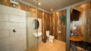 Comfort Twin Room | Bathroom | Shower, free toiletries, towels, soap