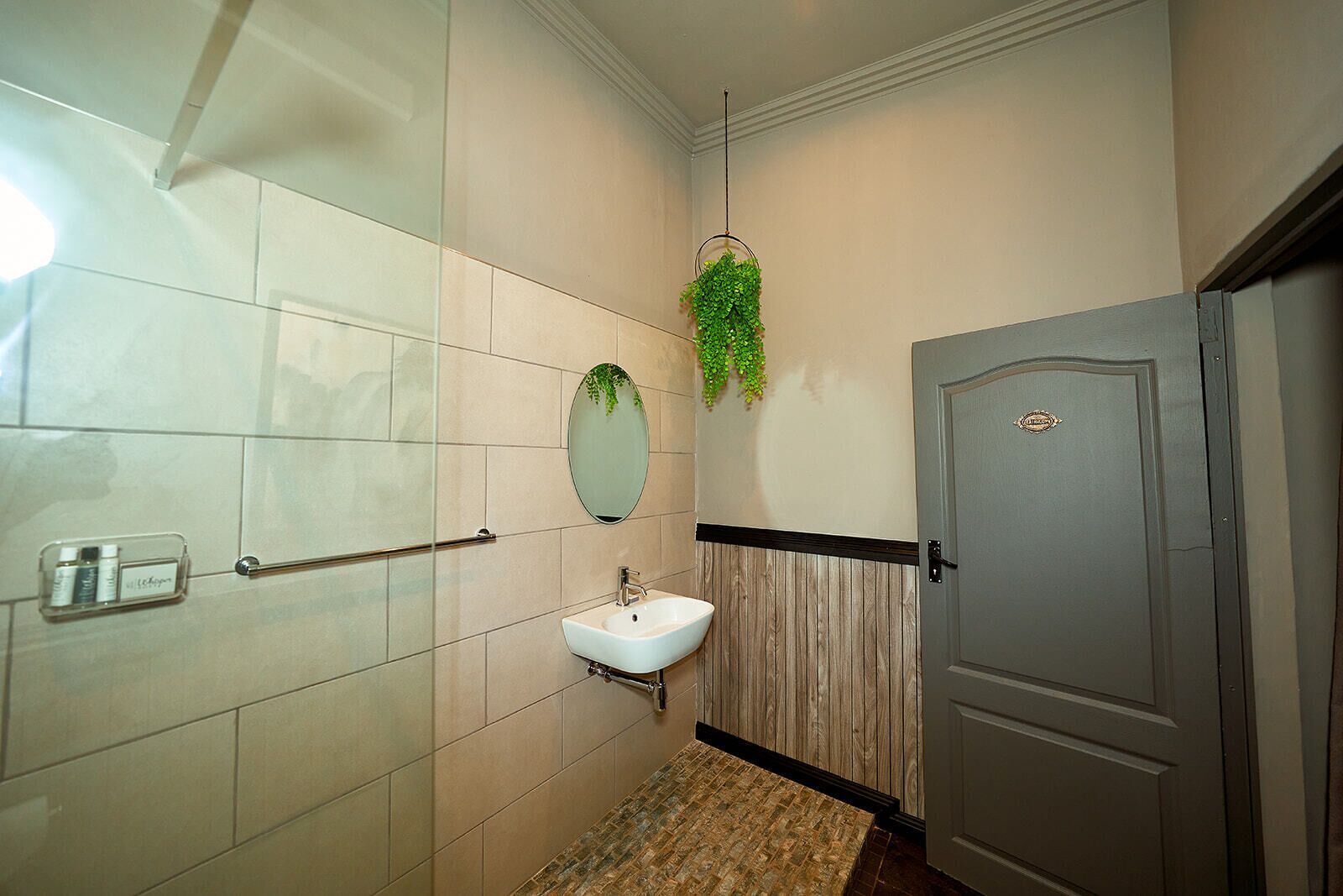 Dusche, kostenlose Toilettenartikel, Handtücher, Seife
