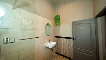 Dusche, kostenlose Toilettenartikel, Handtücher, Seife