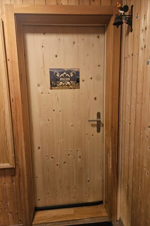 Interior - Bavegna Appartement/Fewo, Dusche und Bad, WC, 3 Schlafräume by Interhome (Savognin)