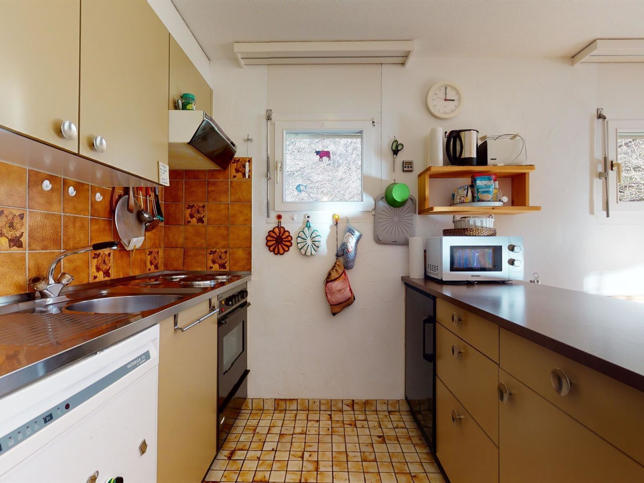 Refrigerador, horno, lavavajillas, utensilios de cocina
