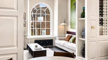 Apartamento luxo, 2 quartos | Área de estar