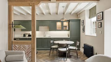 Departamento superior, 2 habitaciones | Cocina privada | Microondas, horno, parrilla de estufa y lavavajillas