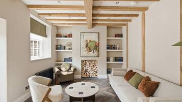Superior Apartment, 2 Bedrooms | Living area