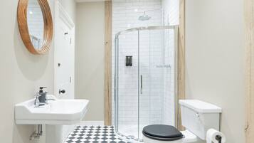 Superior Apartment, 2 Bedrooms | Bathroom | Free toiletries, hair dryer, towels, soap