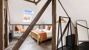 Deluxe Apartment, 2 Bedrooms | Iron/ironing board, WiFi (free)