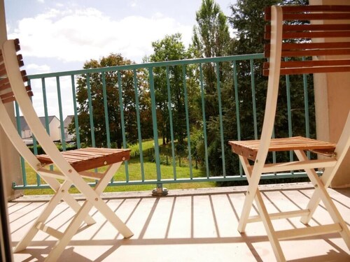 Two-bedroom apartment in a quiet building with a balcony, just an 8-minute walk from downtown!