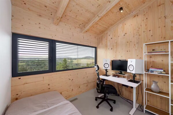 3 habitaciones, escritorio y tabla de planchar con plancha