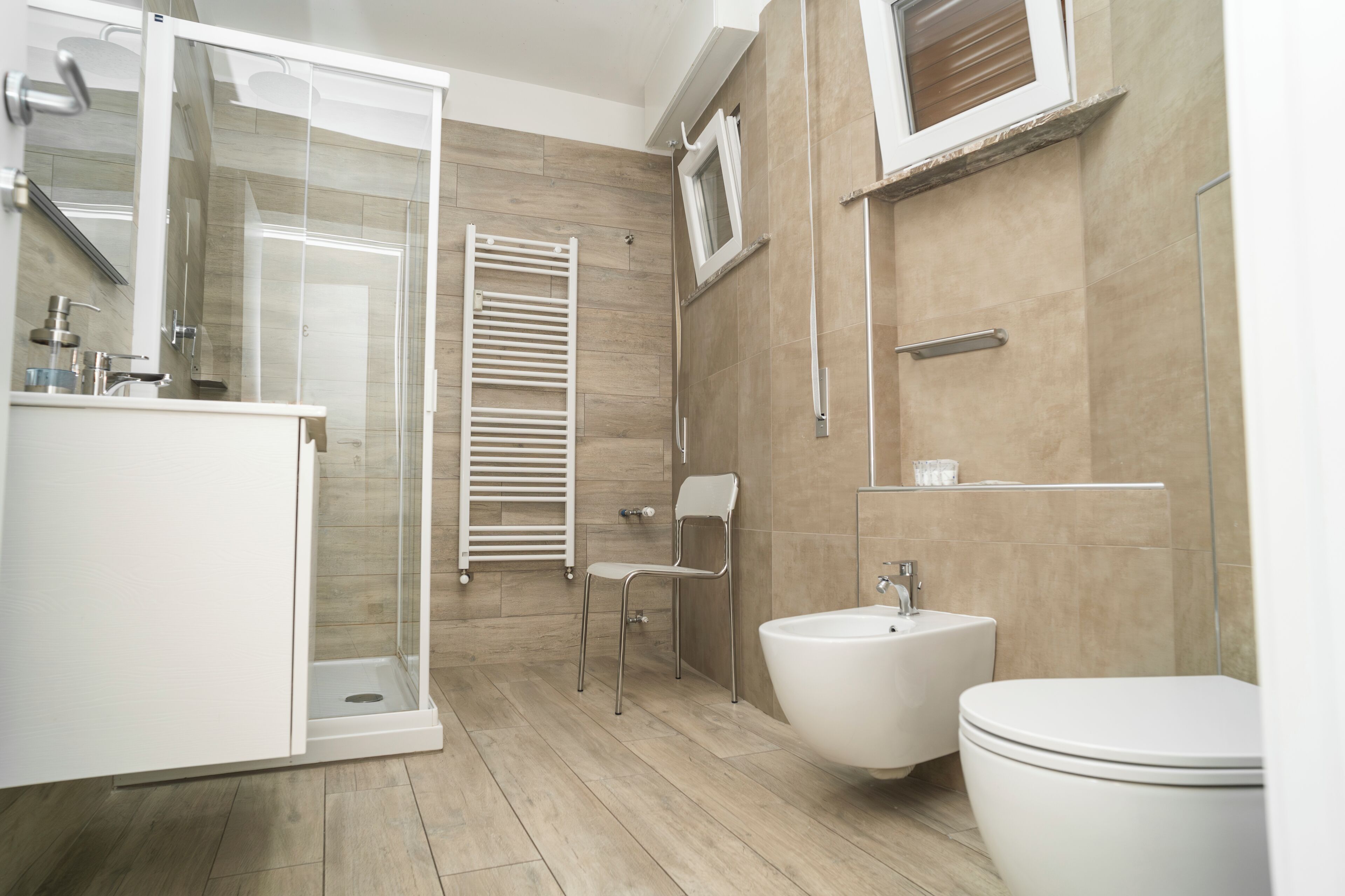 Vierbettzimmer (2 Bedrooms) | Badezimmer