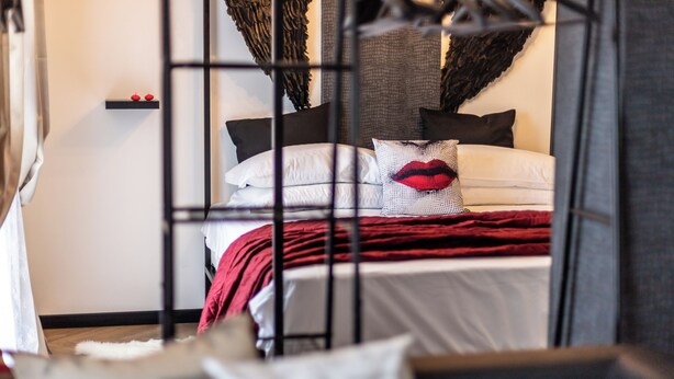 Studio (0 Bedroom) | Khu vực làm việc phù hợp cho laptop, bộ trải giường 