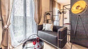 Studio (0 Bedroom) | Khu vực làm việc phù hợp cho laptop, bộ trải giường 