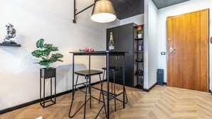 Studio (0 Bedroom) | Khu vực làm việc phù hợp cho laptop, bộ trải giường 