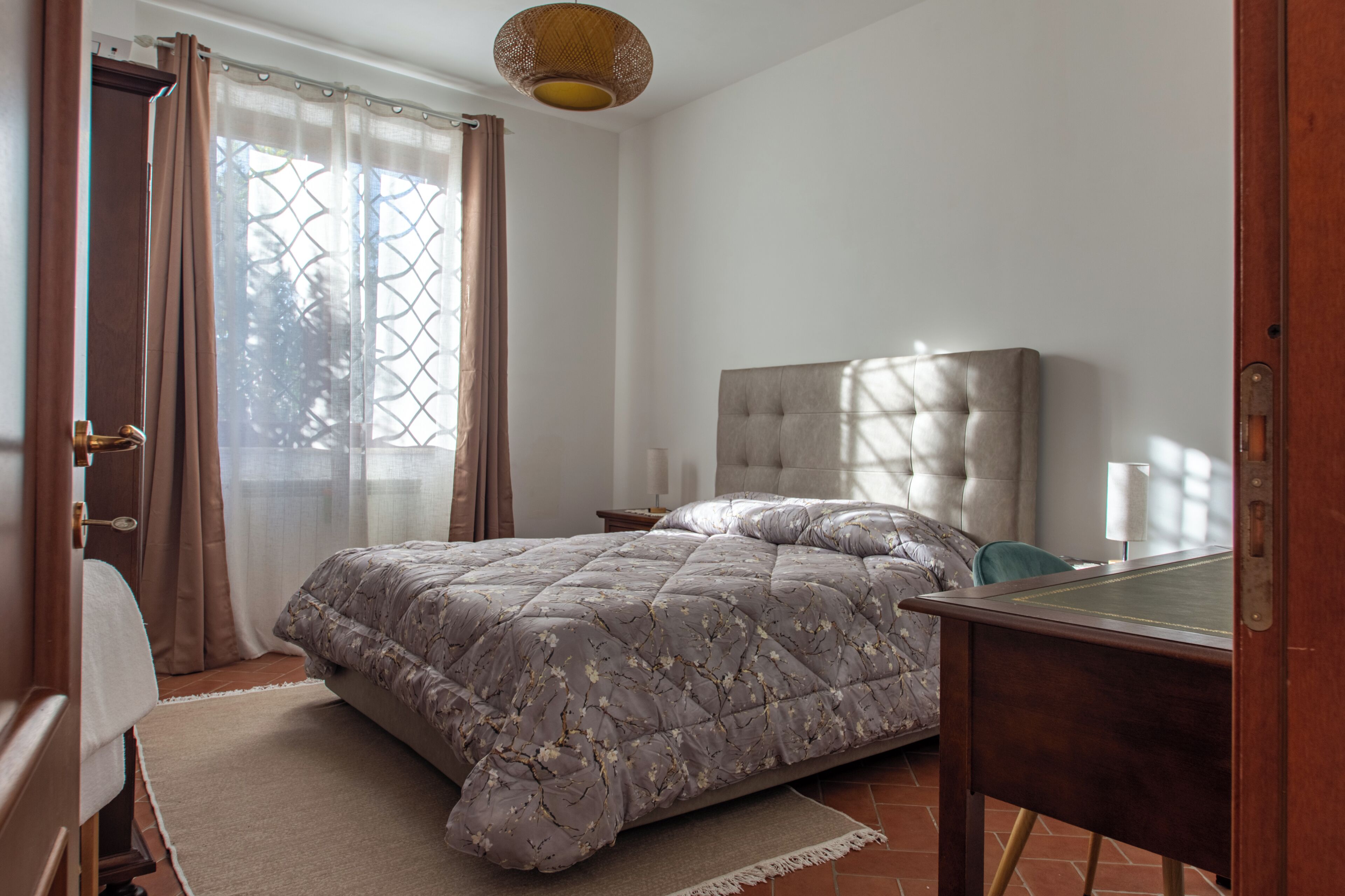 1 habitación, espacio para trabajar con laptop y ropa de cama 