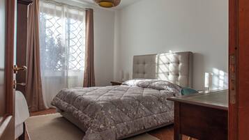 1 habitación, espacio para trabajar con laptop y ropa de cama