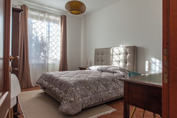 A bedroom with a bed, a desk, and a chair. - A 15 Miglia da Roma (Riano)
