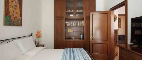 Apartment (1 Bedroom) | 1 bedroom, laptop workspace, bed sheets