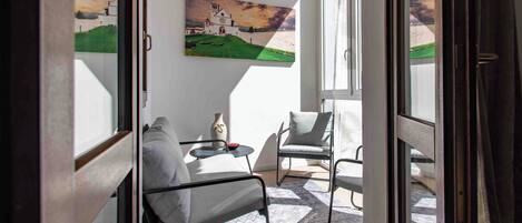 Leilighet (1 Bedroom) | Oppholdsområde | En 32-tommers smart-TV med kabel-kanaler