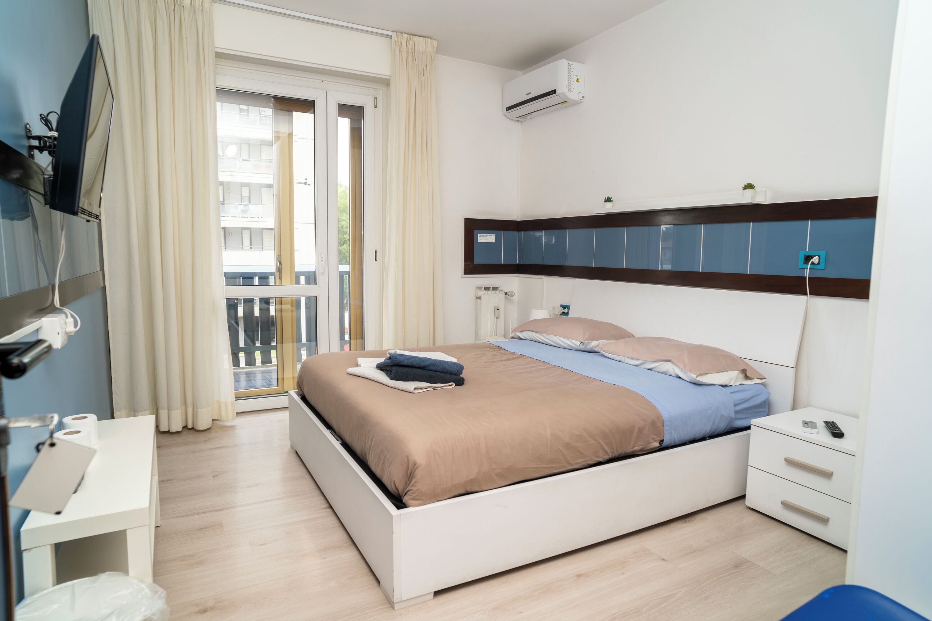 2 bedrooms, bed sheets