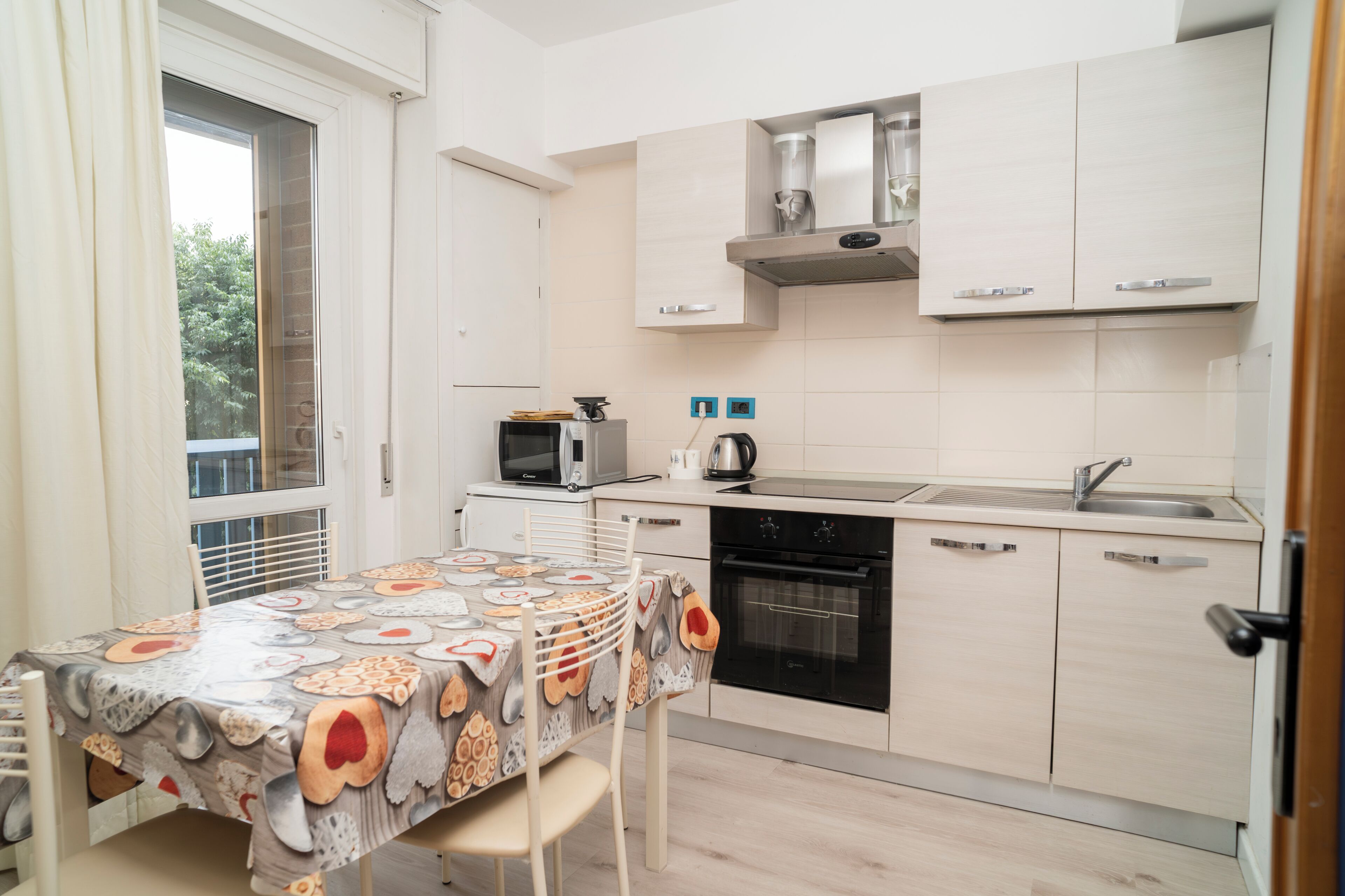 Habitación Confort, balcón, vista a la ciudad | Cocineta privada | Cafetera de espresso y tetera eléctrica 