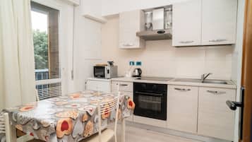 Habitación Confort, balcón, vista a la ciudad | Cocineta privada | Cafetera de espresso y tetera eléctrica