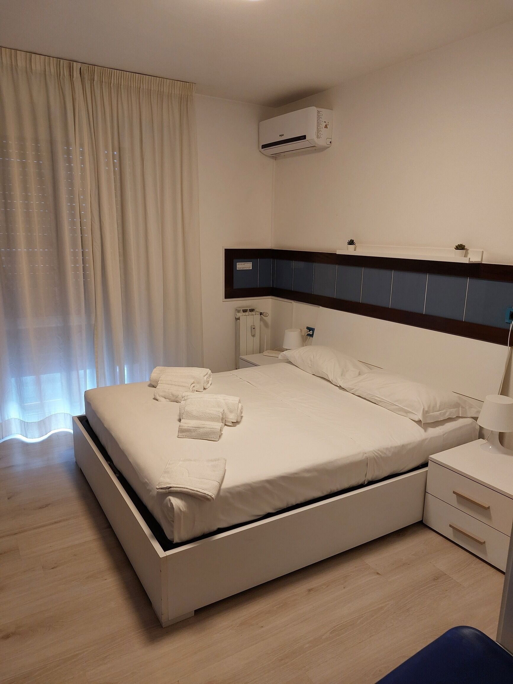 Habitación, balcón | 2 habitaciones y ropa de cama 