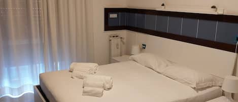 Quarto, sacada | 2 quartos, roupa de cama