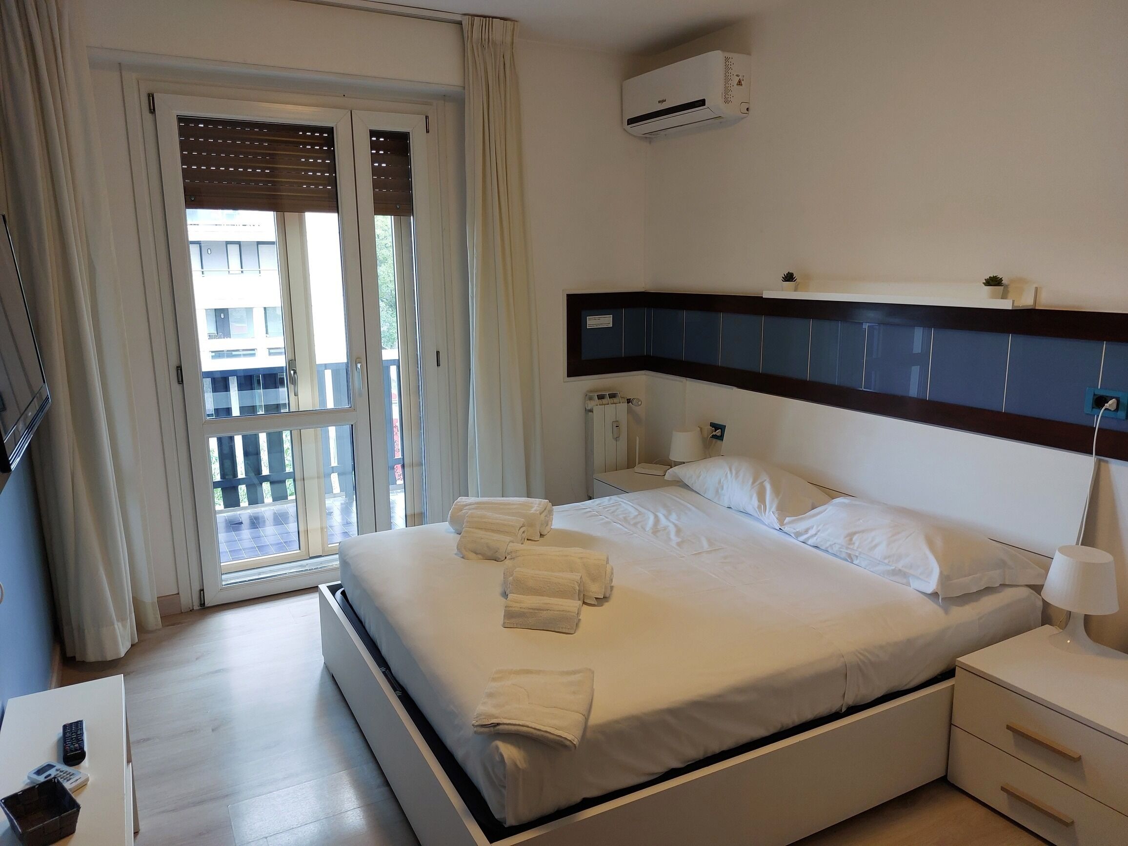 Habitación, balcón, vista a la ciudad | 2 habitaciones y ropa de cama 