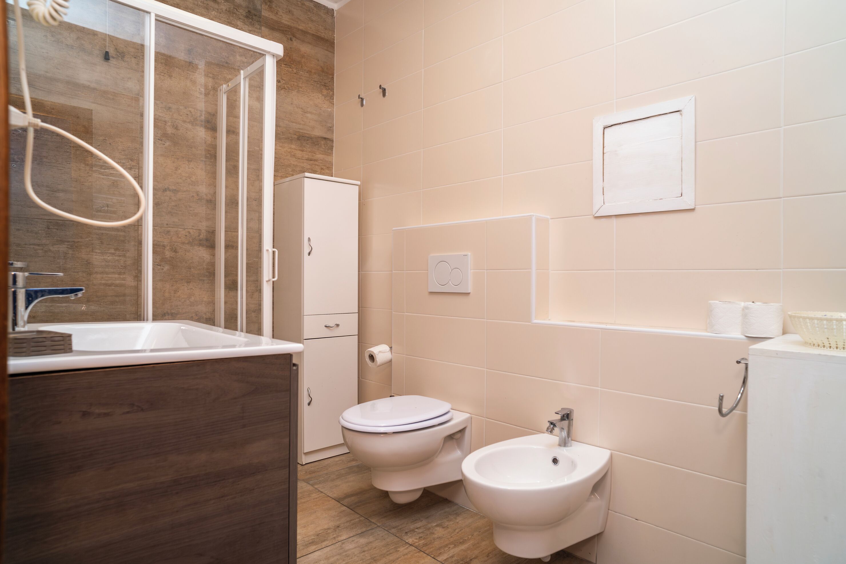 Zimmer, Balkon, Stadtblick | Badezimmer | Dusche