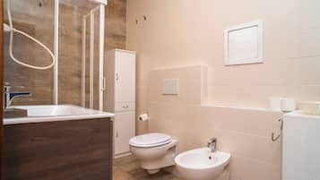 Zimmer, Balkon, Stadtblick | Badezimmer | Dusche