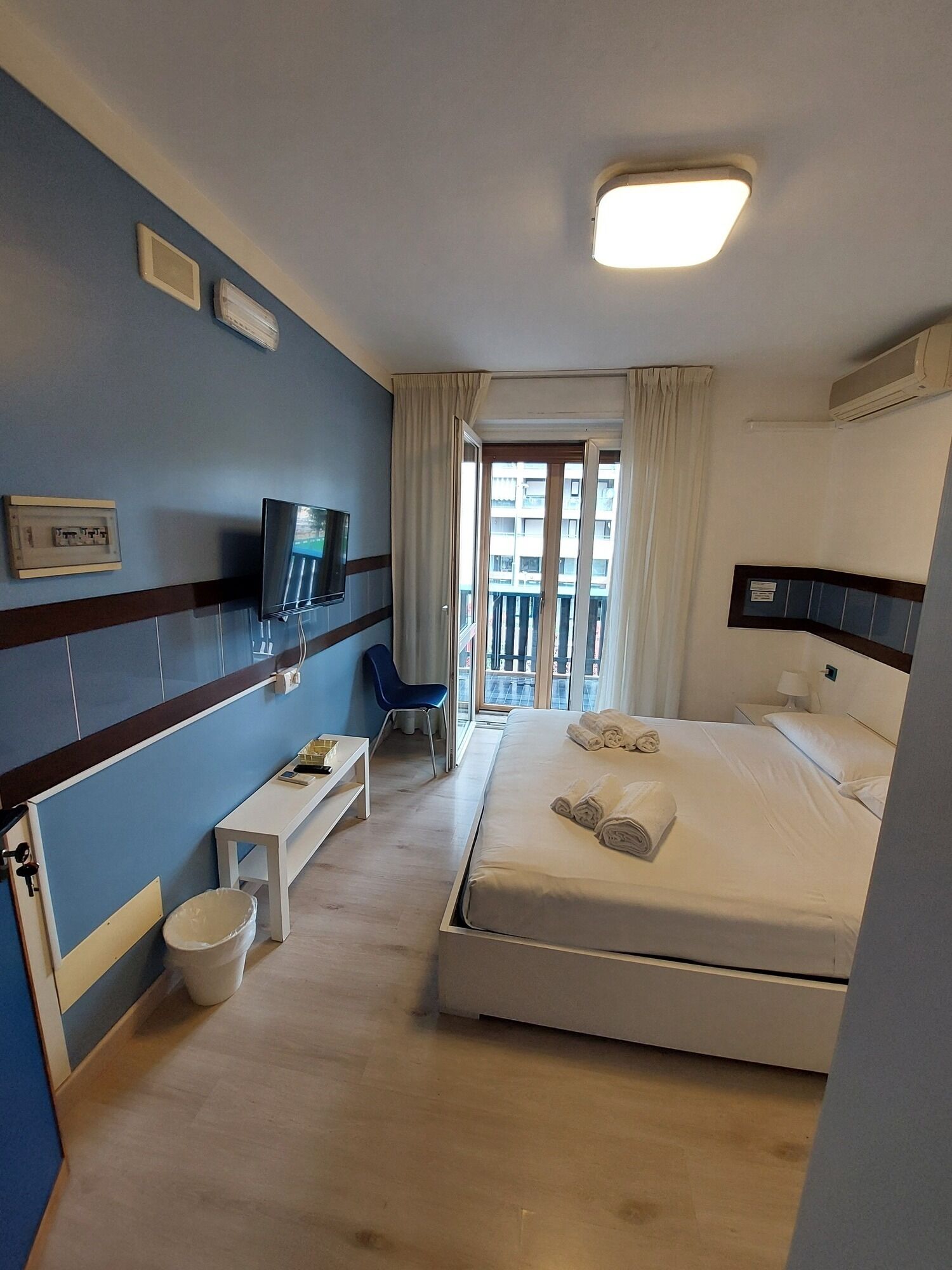 Habitación, balcón | 2 habitaciones y ropa de cama 