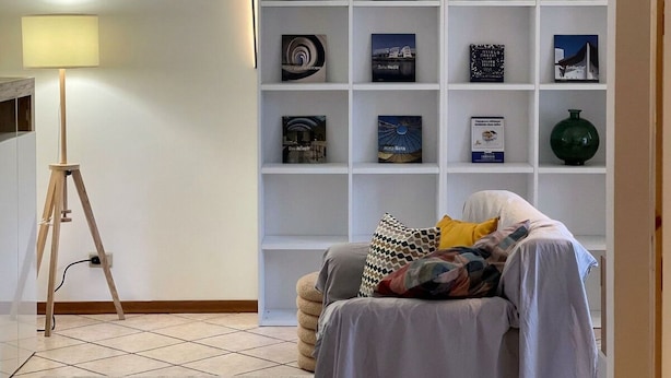 Căn hộ (2 Bedrooms) | Khu phòng khách | TV 32-inch có truyền hình cáp