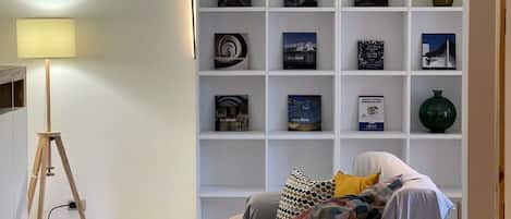 อพาร์ทเมนท์ (2 Bedrooms) | บริเวณนั่งเล่น | ทีวี 32 นิ้ว พร้อมช่องเคเบิล