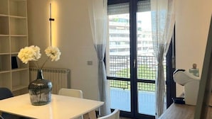 Căn hộ (2 Bedrooms) | Khu phòng khách | TV 32-inch có truyền hình cáp