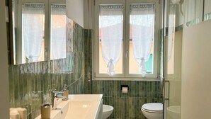 Căn hộ (3 Bedrooms) | Phòng tắm