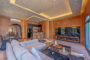 A modern living room with a sofa, a coffee table, and a TV. - Sahlhasheesh villa with heated pool and Jacuzzi (Hurghada)