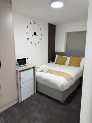 Kolmen hengen deluxe-huone, näköala puutarhaan | Ilmainen Wi-Fi