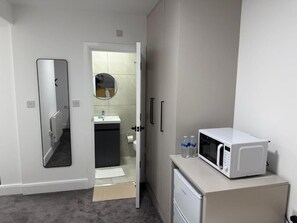 Habitación triple Deluxe, vista al jardín | Interior