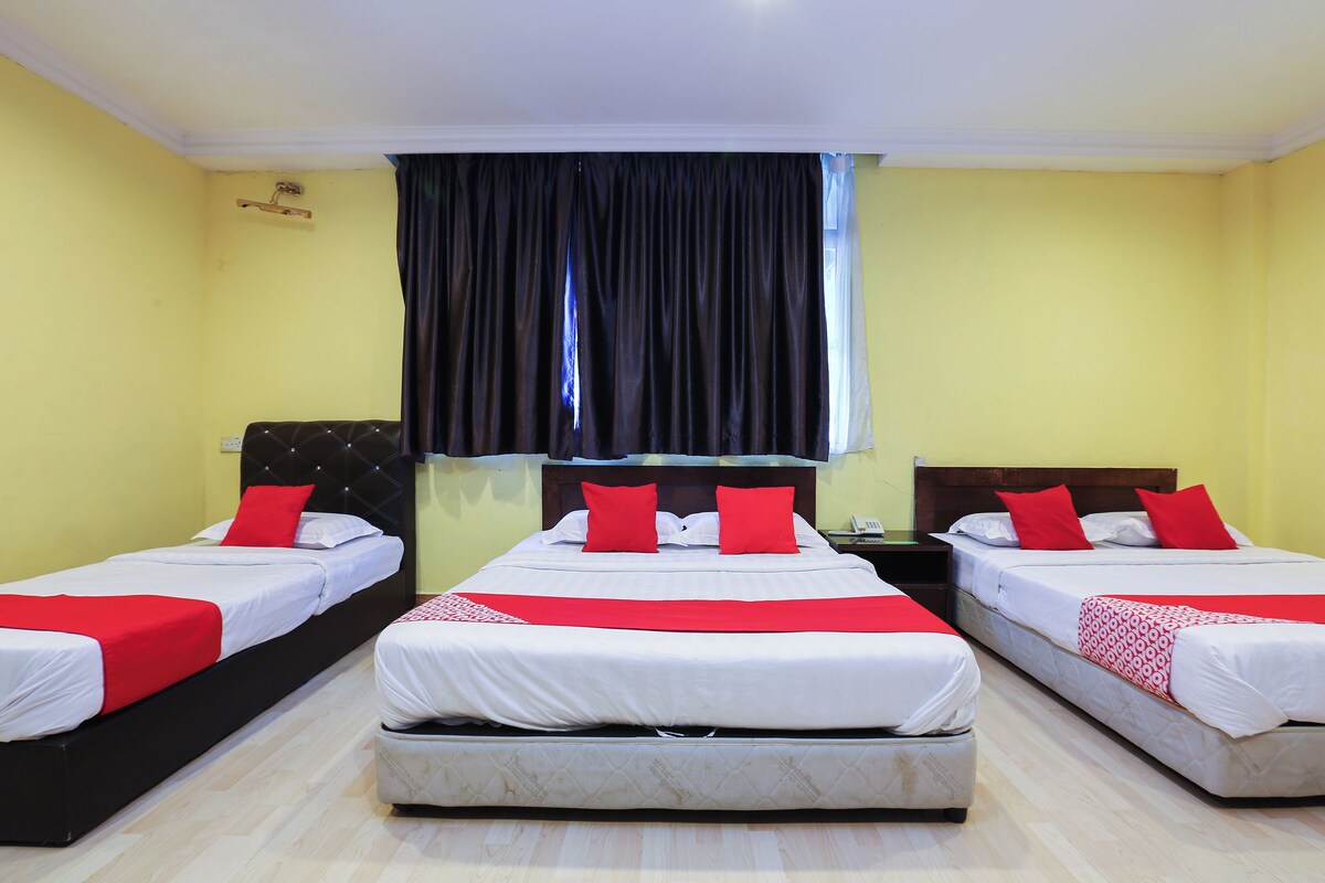 Family Suite | Desk, iron/ironing board, free WiFi, bed sheets