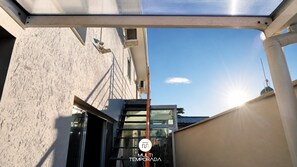 A modern building with a glass facade, a metal structure, and a clear sky. - Loft Campeche 500mt da Praia - Floripa (Florianópolis)