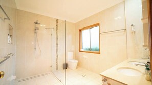 Bathroom - Wyee Farm Stay - Family Escape - Sleeps 12 in Wyee (Wyee)