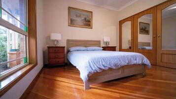 6 habitaciones, tabla de planchar con plancha, wifi y ropa de cama