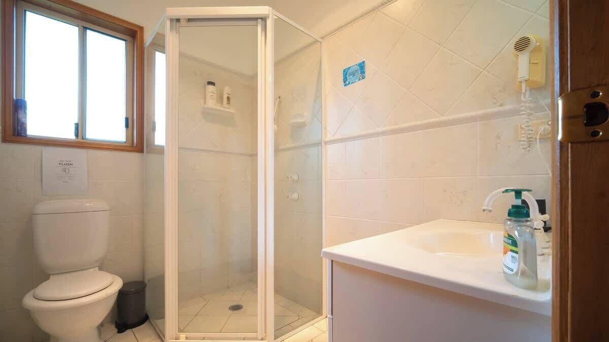Shower, shampoo